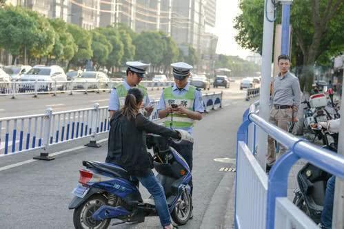 上路有“5不能”新要求别被罚了才知道爱游戏平台2025年2月起执行电动车(图6)