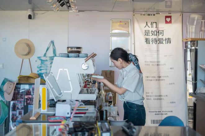 庆美女嫁到丽江后竟拿屋顶来赚钱！AYX爱游戏APP【读本头条】重(图7)