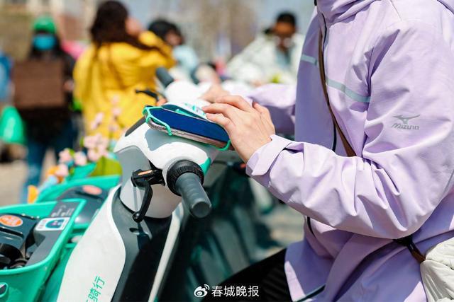 车“手机支架”再升级提升昆明用户骑游体验ayx爱游戏体育网页版入口滴滴青桔电单(图3)