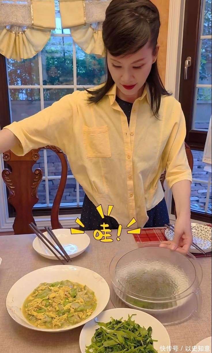 墅做饭颠勺打蛋样样精通二婚老公年轻帅气爱游戏app体育59岁于文华在北京别(图2)