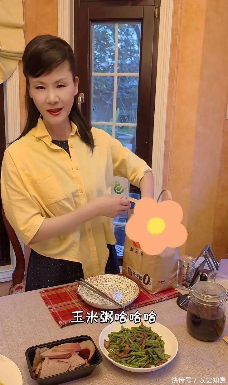 墅做饭颠勺打蛋样样精通二婚老公年轻帅气爱游戏app体育59岁于文华在北京别(图3)