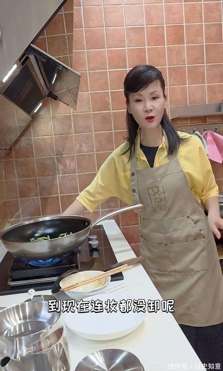 墅做饭颠勺打蛋样样精通二婚老公年轻帅气爱游戏app体育59岁于文华在北京别(图4)