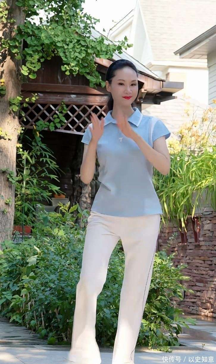 墅做饭颠勺打蛋样样精通二婚老公年轻帅气爱游戏app体育59岁于文华在北京别(图5)