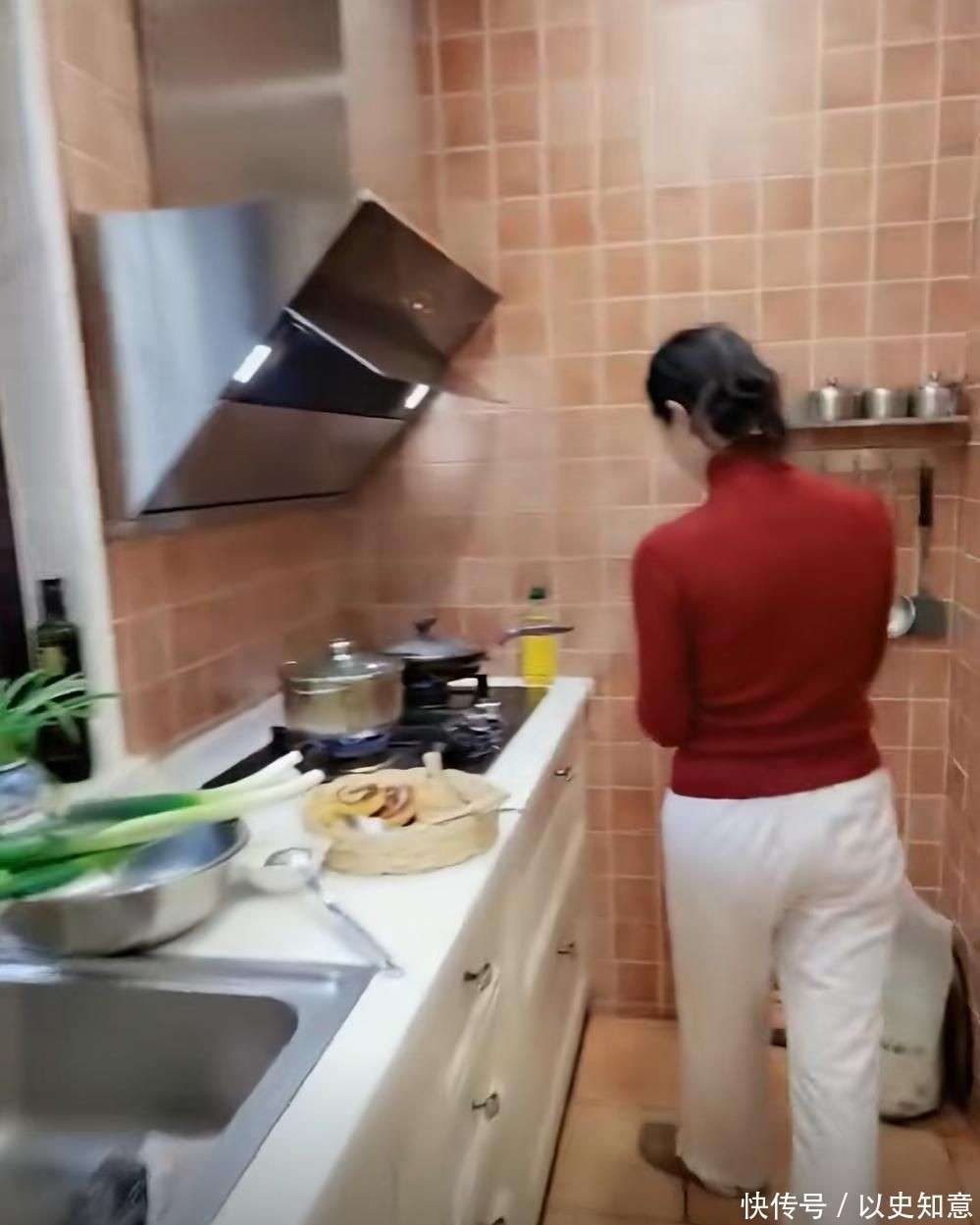 墅做饭颠勺打蛋样样精通二婚老公年轻帅气爱游戏app体育59岁于文华在北京别(图6)