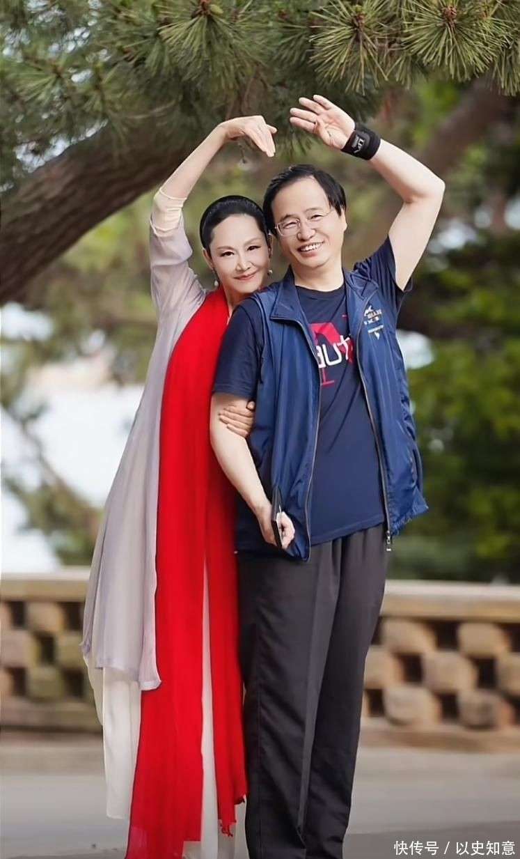 墅做饭颠勺打蛋样样精通二婚老公年轻帅气爱游戏app体育59岁于文华在北京别(图8)