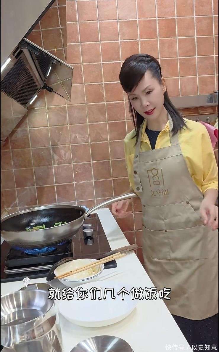 墅做饭颠勺打蛋样样精通二婚老公年轻帅气爱游戏app体育59岁于文华在北京别(图9)
