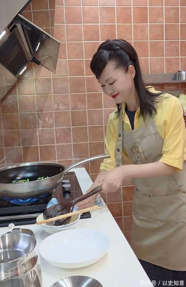 墅做饭颠勺打蛋样样精通二婚老公年轻帅气爱游戏app体育59岁于文华在北京别(图12)
