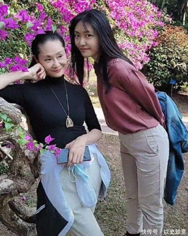 墅做饭颠勺打蛋样样精通二婚老公年轻帅气爱游戏app体育59岁于文华在北京别(图11)